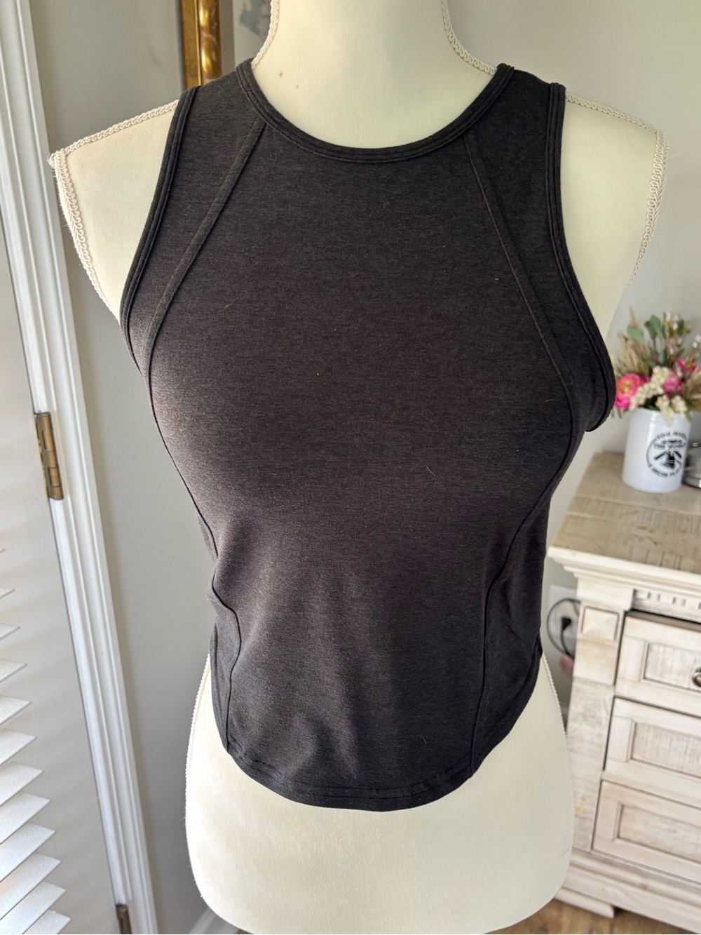 Lululemon Soft Sueded crew neck cropped tank top black size 4 EUC - Picture 2 of 9